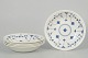 L'Art præsenterer: Sæt af fem dybe tallerkener i blåmalet musselstil fra Churchill Staffordshire.