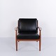 Osted Antik & Design præsenterer: Lænestol af Grete Jalk for France & Søn i teak og sort læder fra 1960'erne