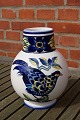 Antikkram präsentiert: Fasan blau dänisch Fayence Geschirr, grosse, mollige Vasen 20.5-21cm.Lager 2