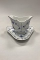Danam Antik præsenterer: Royal Copenhagen Musselmalet Riflet Trekantet Sauceskål No. 203