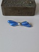 Karstens Antik presents: Vintage bow brooch in gold-plated sterling silver with light blue enamel adorned with ...