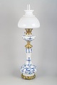 L'Art presents: Meissen petroleum lamp with Blue Onion pattern.