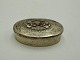 Gamlefund.dk præsenterer: Lille sølv pilleæske med blomster motiv