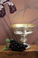 K&Co. præsenterer: Dekorativ , gammel drueklase i glas med vinblade i grøn jade...