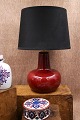 K&Co. præsenterer: Bordlampe af Ole Bøgild dekoreret med okseblodsglasur for LEE Keramik og Le Klint...