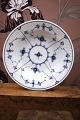 K&Co. præsenterer: Musselmalet Riflet lille dyb tallerken fra Royal Copenhagen.1/168. Dia: 21cm.1898-1928...