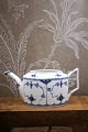 K&Co. presents: Rare teapot in Blue Fluted Half Lace from Royal Copenhagen.1/684.MISSING THE LID !