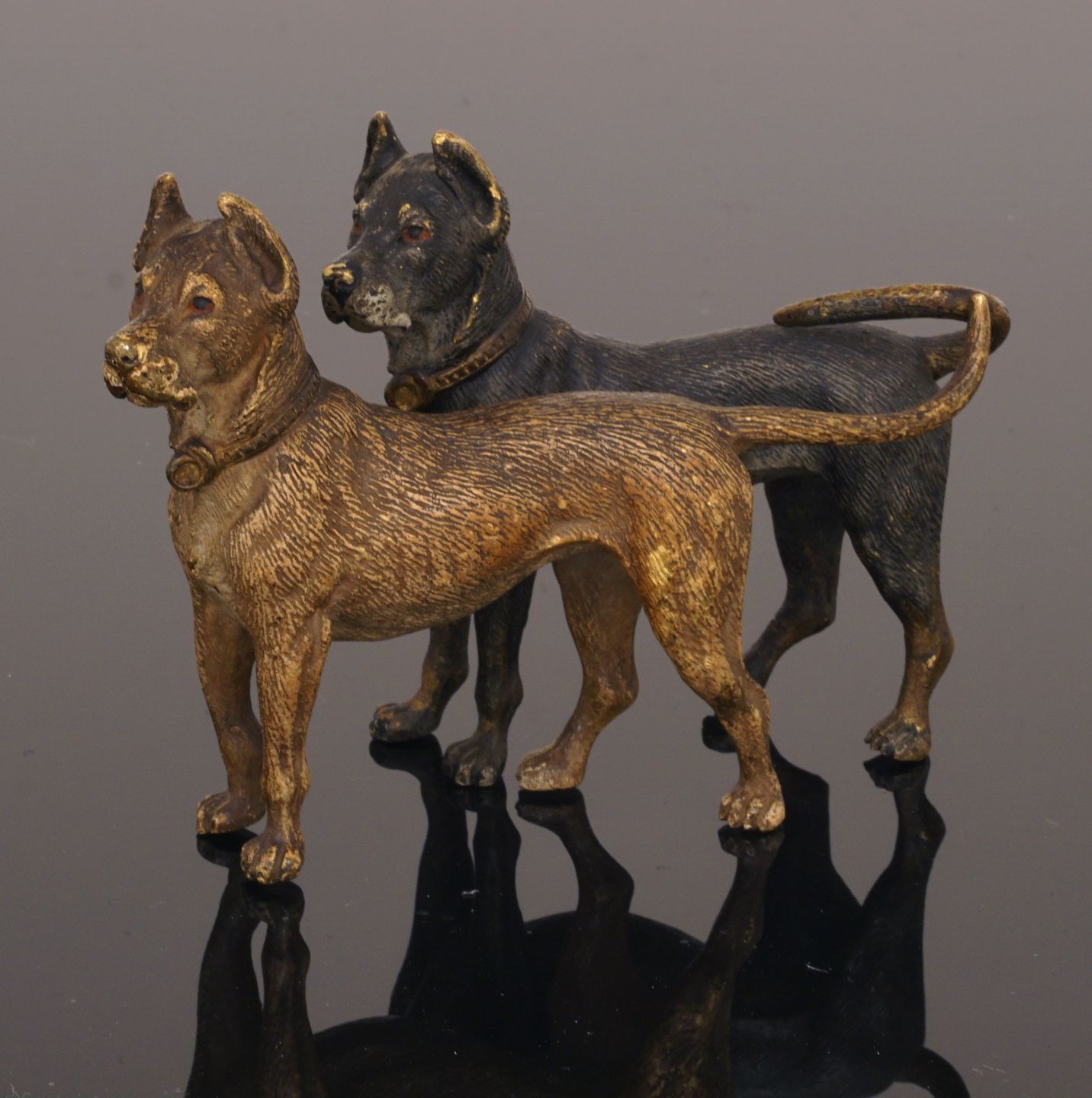 Aabenraa Antikvitetshandel * Wiener bronze figur i form af hunde. Udfï¿½rt ï¿½r 1880. H: 8cm. L: 12cm