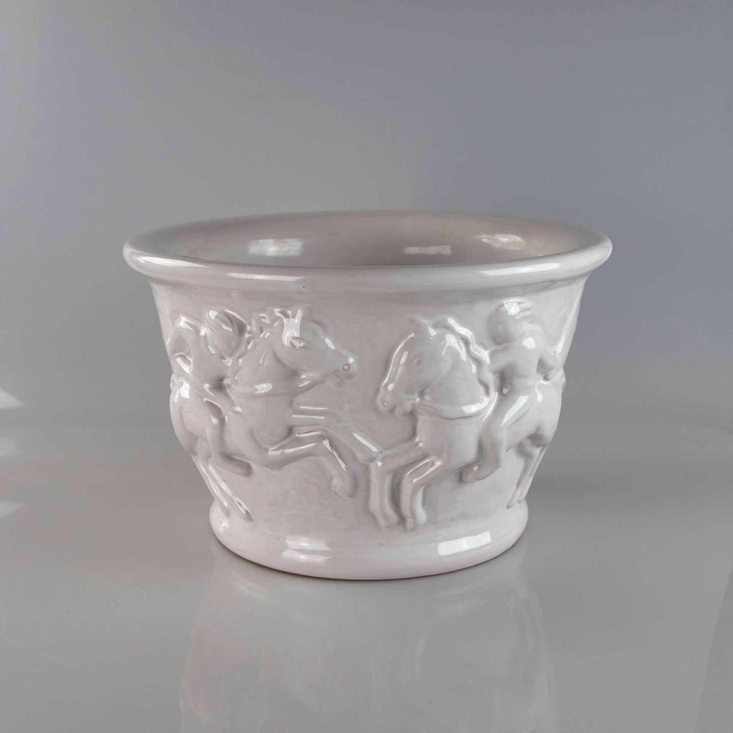 Kinnerup Antik & Porcelæn - L. Hjorth * 777 Hvid urtepotteskjuler med motiv