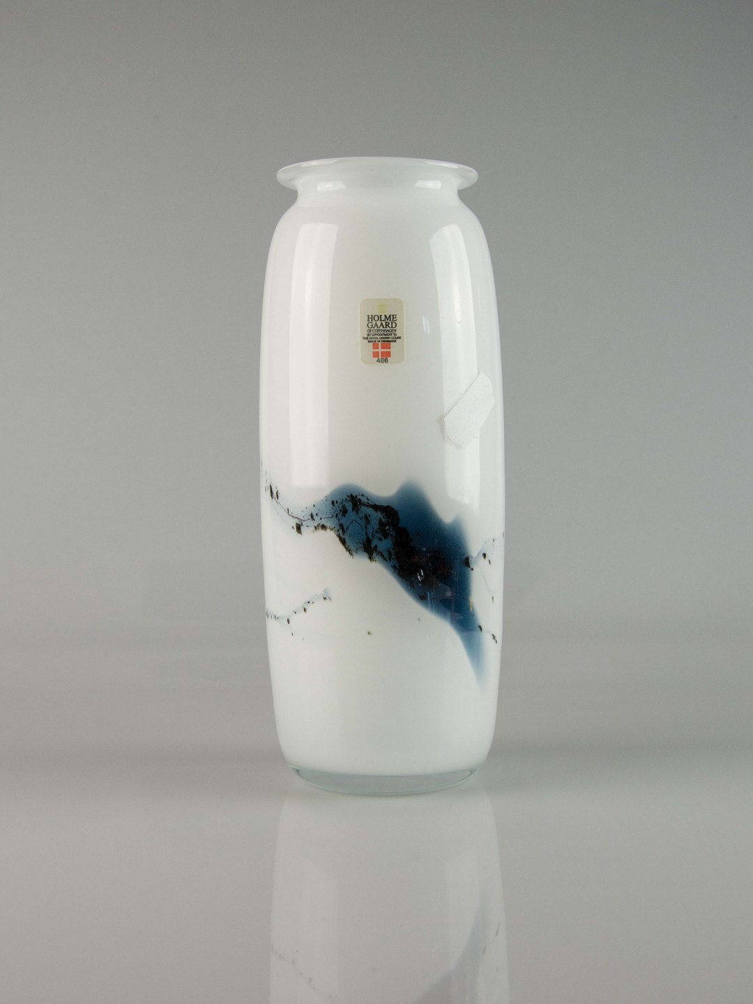 Kinnerup Antik & Porcelæn Holmegaard * Hvid vase m/blå mønster