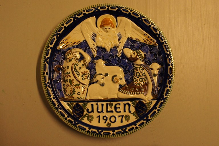 Large Aluminia Christmas plate 1907 in faience. In good condition, hairline 
crack.