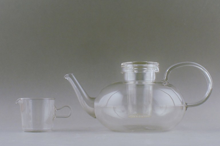 Wilhelm Wagenfeld: "Jena". Tea pot and cream jug of clear glass. Unstamped. 1 L. 
model.
