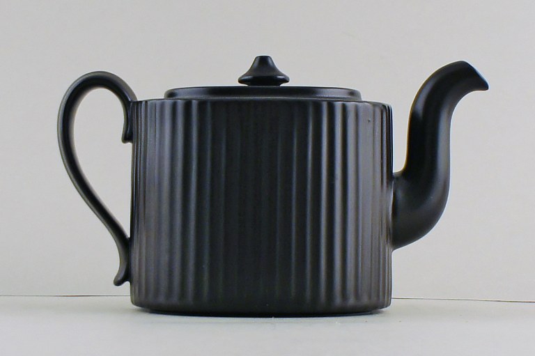 Gefle, Sweden, "Mangania" teapot in porcelain. Black.
