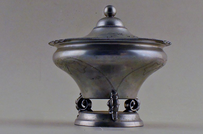 Svensk tenn, centerpiece with cover in tin.
