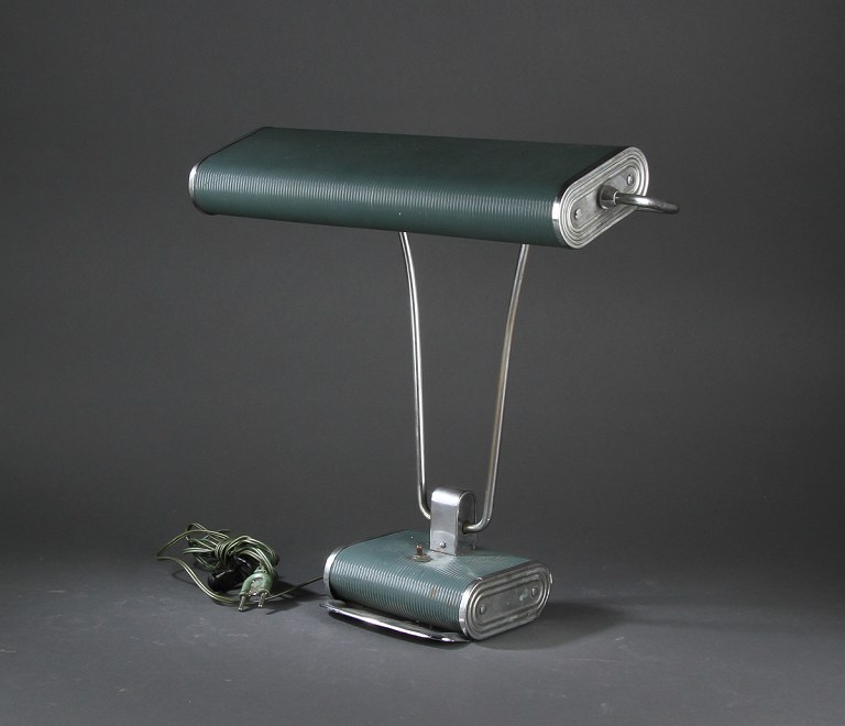 Eileen Gray 1878-1976. Bordlampe af stål og grønlakeret metal.
