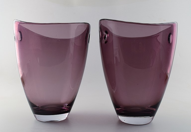 Et par store skandinavisk glaskunst vaser i lilla.

