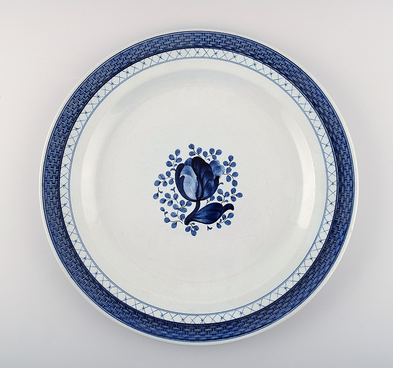 Round Tranquebar dish by Royal Copenhagen / Aluminia.
Decoration number 11/1248.