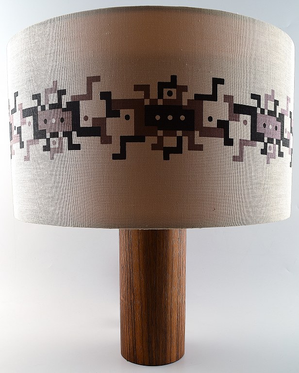 Uno & Östen Kristiansson for Luxus. Modern Scandinavian design table lamp in 
rosewood.
