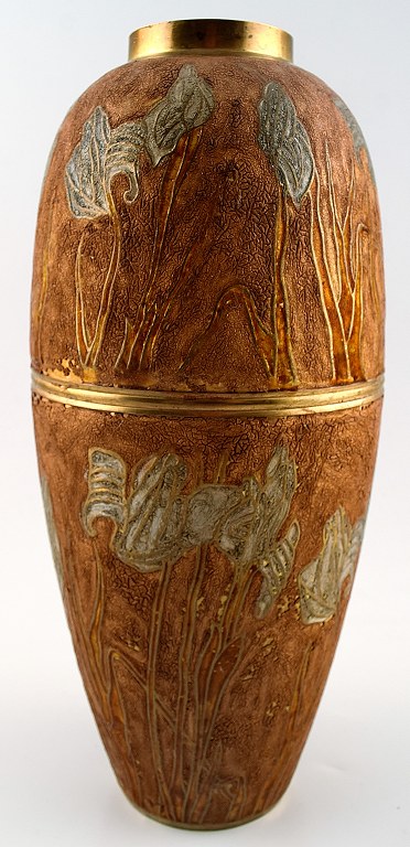 Large bronze vase in Japanese style.
