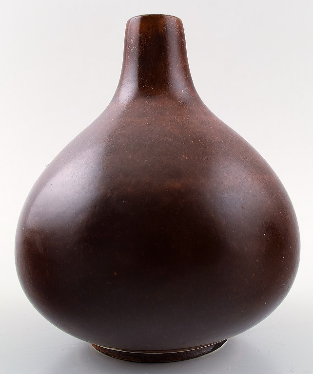 Saxbo vase af stentøj i moderne design, glasur i brune nuancer.
