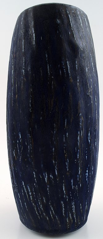 Rörstrand, Gunnar Nylund "Rubus" keramikvase i blå glasur. 
