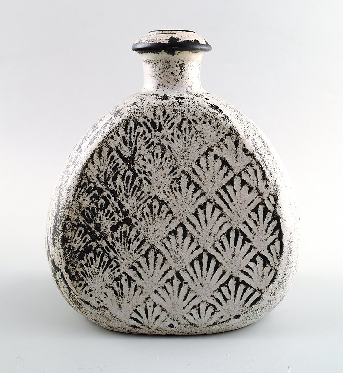 Svend Hammershoi for Kähler, Denmark, glazed vase, 1930s.
