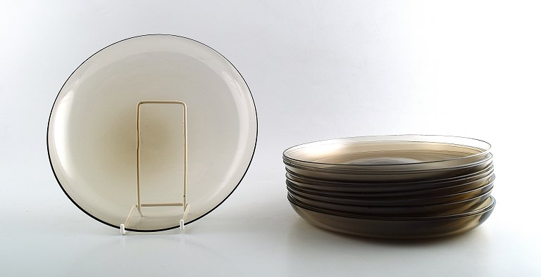 11 tallerkener/asietter i røgfarvet kunstglas, Josef Frank.
Reijmyre/Gullaskruf.