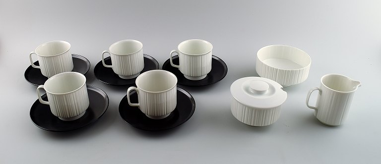 Tapio Wirkkala for Rosenthal Studio-line Porcelaine noire, 5 person coffee 
service in black and white porcelain, modern design, fluted. Designed in 1962.