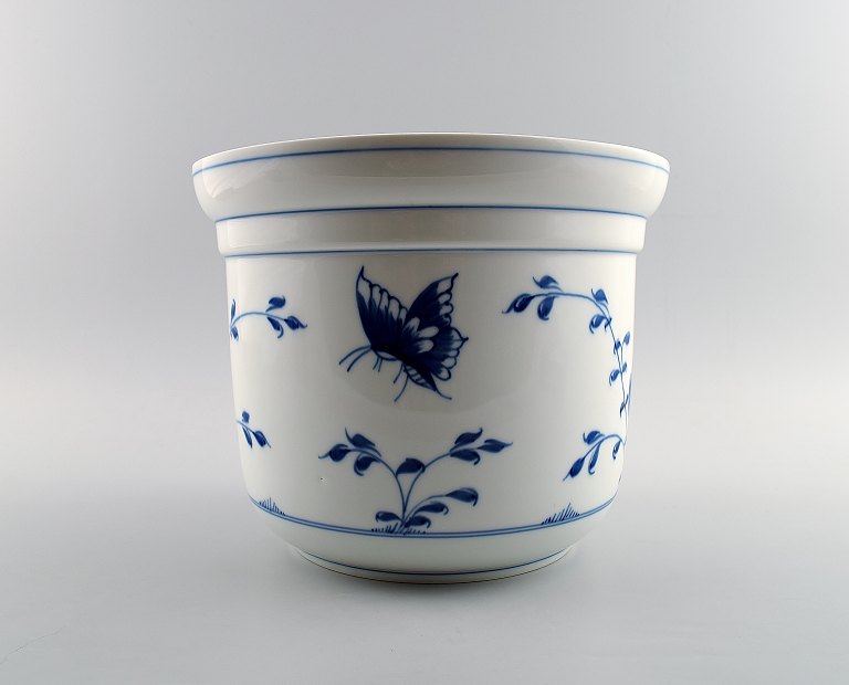 Rare B&G No 670 Flower pot (large) 23 cm.
Bing & Grondahl Butterfly / Kipling 670.