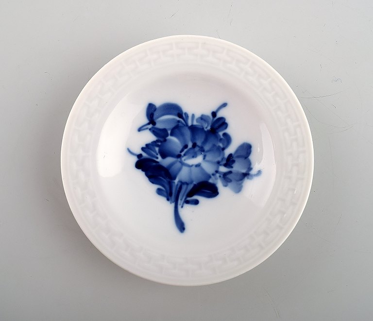 Blue flower braided Royal Copenhagen porcelain. Royal Copenhagen Blue flower, 6 
small ashtrays Butter pads.
Number 10/8180.