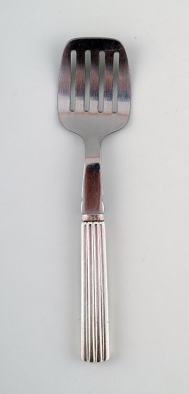 Georg Jensen Sølv Bernadotte Silde/Sardin Serveringsgaffel med gaffel i rustfrit 
stål.