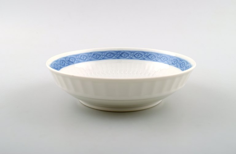Royal Copenhagen skål, Blå Vifte. Designet af Arnold Krog i 1909. Hvidt 
porcelænsstel med lyseblå kant.