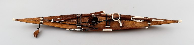 Gammel Grønlandsk kajakmodel udført i skind, træ og ben.
