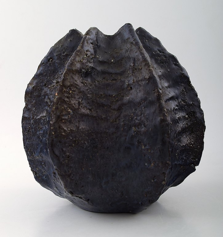Helge Østerberg/Osterberg: Organic vase of blue glazed burned chamotte clay, 
curved organic corpus.