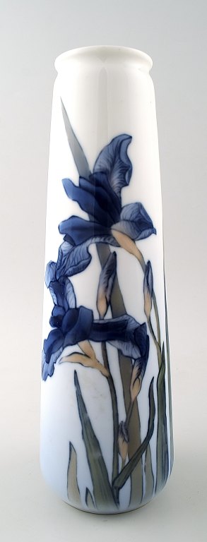 Royal Copenhagen art nouveau vase dekoreret med blomster. 
