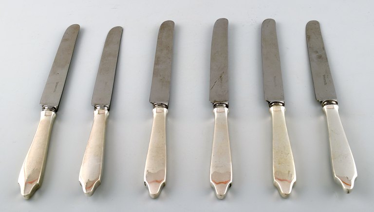 6 stk. Tiffany & Co., New York, middagsknive i sølv .
