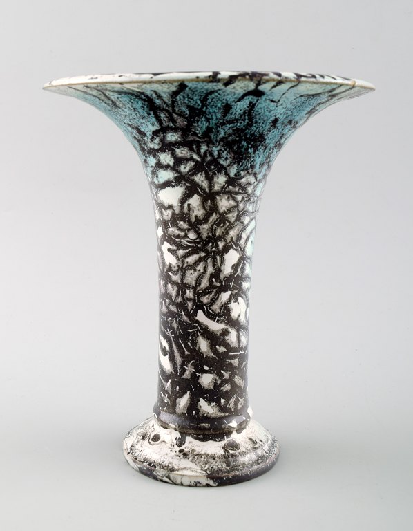 Jens Thirslund (1892-1942) Kähler vase dekoreret med grønlig glasur. 
