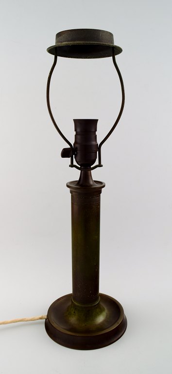 Just Andersen. Bordlampe af legeret bronze, søjleformet stamme på rund fod, 
fatning af bakelit. 
Dessin nr. 1862 LB.