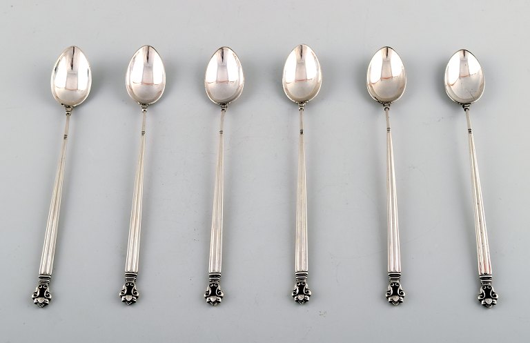 Very early Georg Jensen silver "Acorn" cocktail spoons / café latte / ice tea 
spoons.
6 pieces.
Designer: Johan Rohde.