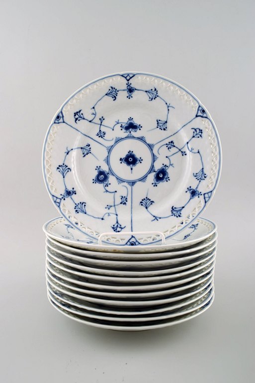 Bing & Grondahl Blue Fluted number 326.6.
12 plates with reticulated/pierced edge.