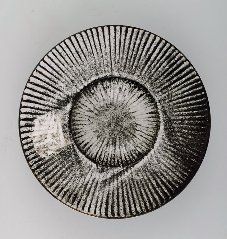 Kähler, Denmark, glazed stoneware dish 1930s.
Designed by Svend Hammershoi.