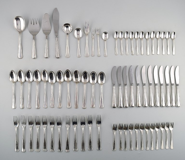 Cohr Dobbeltriflet sølvbestik til 12 personer med 10 diverse serverings dele. I 
alt 70 dele.