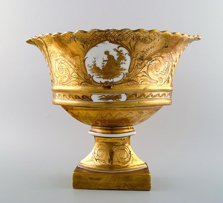 Antik fransk stor opsats i Sevres/Paris stil, guldbelagt med klassicistisk 
motiv.
