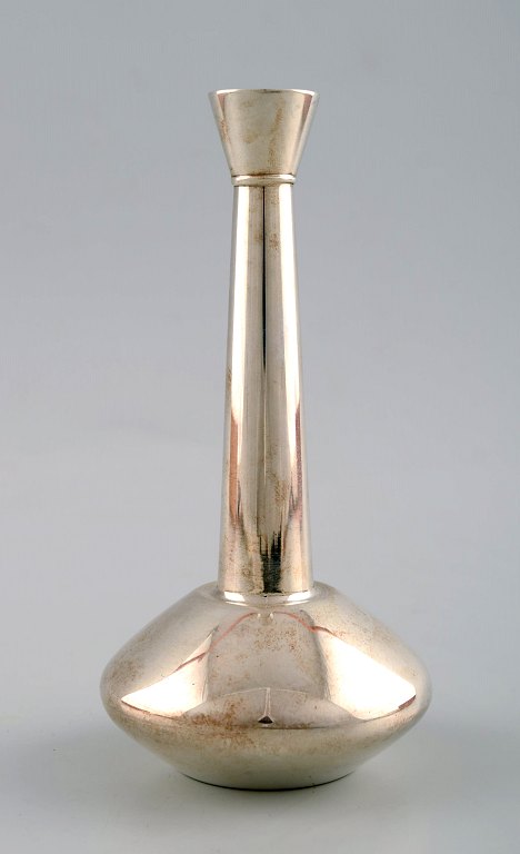 Franz Hingelberg. Small modernist orchid vase of sterling silver, pattern no. 
39419.
