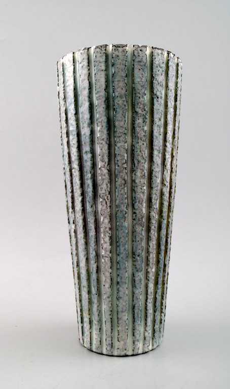 Mari Simmulson for Upsala-Ekeby Trinidad 4369 keramik vase. 
