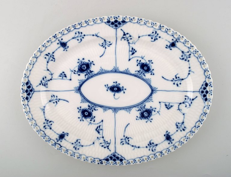 Royal Copenhagen / Royal Copenhagen Blue Fluted Full Lace, Platter.
Decoration number 1/1147 or 374.