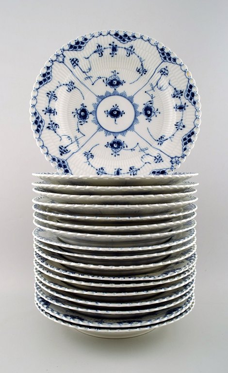 18 plates Blue fluted full lace dinner plates from Royal Copenhagen.
Decoration number 1/1084.