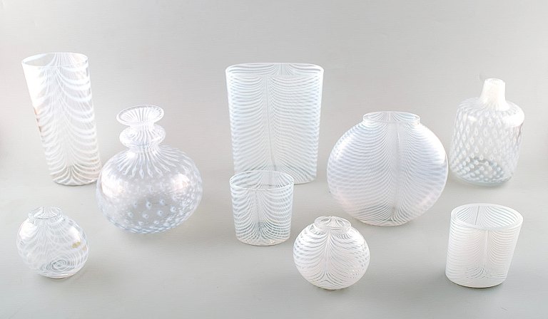 Stor samling af ni skandinavisk håndlavede kunstglasvaser fra Zebra-serien 
designet af Bertil Vallien for Kosta Boda.