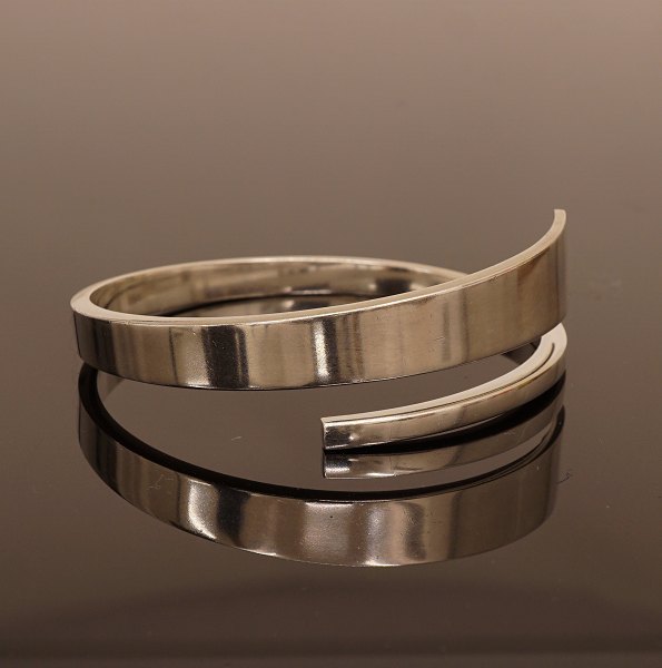 Georg Jensen: Armring i sterlingsølv. 6,7x6,7cm. V: 50gr