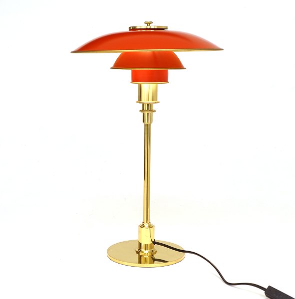 Poul Henningsen, 1894-1967:  PH 3/2 bordlampe, med rødlakerede metalskærme og 
stel i poleret messing.
Fremstillet af Louis Poulsen.
H: 45cm